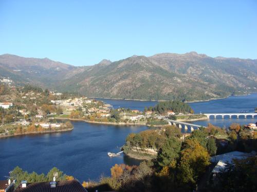 a view of a lake with mountains in the background at Alojamento Local Lindo Verde in Vieira do Minho