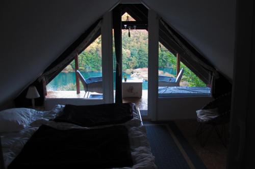 Zimmer mit einem Bett und Blick auf einen Innenhof in der Unterkunft Holiday home Mrežnički šum in Generalski Stol