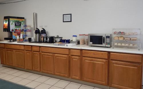 Příslušenství pro přípravu čaje a kávy v ubytování Econo Lodge Alliance