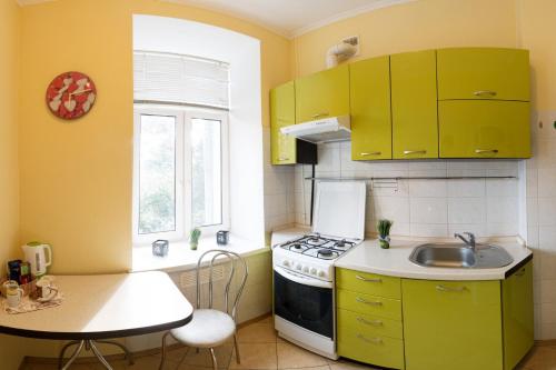 キーウにあるKyiv apartment in the city center on Turgenevskaya streetの小さなキッチン(黄色のキャビネット、シンク付)