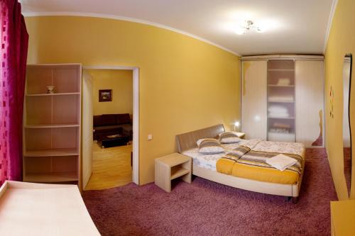 キーウにあるKyiv apartment in the city center on Turgenevskaya streetのベッドルーム1室(ベッド1台付)、ソファ付きのベッドルーム1室が備わります。