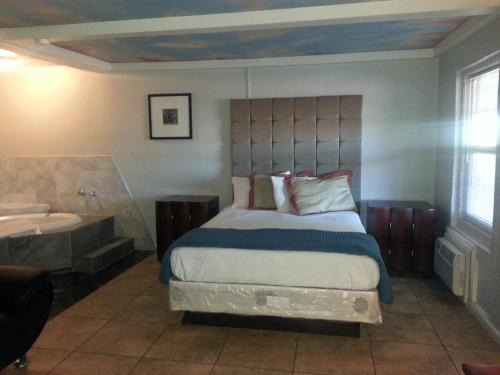 Кровать или кровати в номере Sterling Gardens
