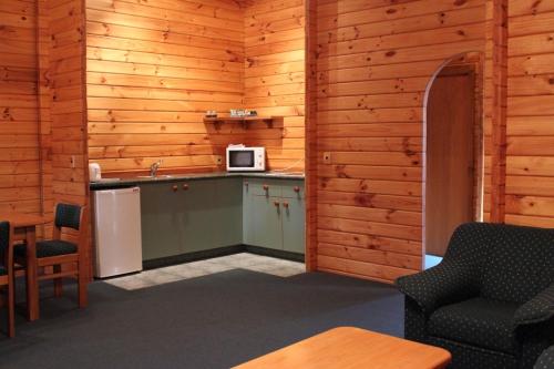 eine Küche mit einer Theke und einer Mikrowelle im Zimmer in der Unterkunft Alpine Lodge in Saint Arnaud