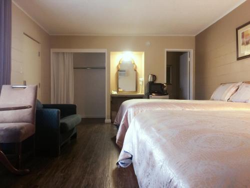 Ένα ή περισσότερα κρεβάτια σε δωμάτιο στο Royal Inn and Suites