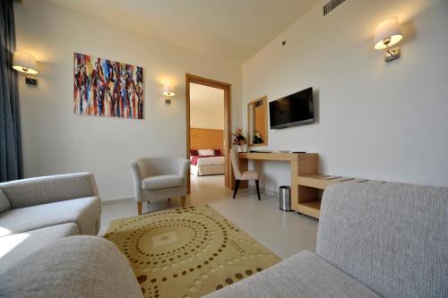 Gallery image of Ramada Resort Dead Sea in Sowayma