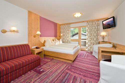 Säng eller sängar i ett rum på Landhotel Föhrenhof Ellmau