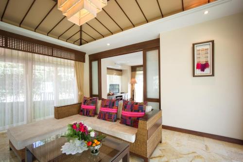 a living room with a table and chairs at Sibsan Resort & Spa Maetaeng Chiang Mai in Mae Taeng