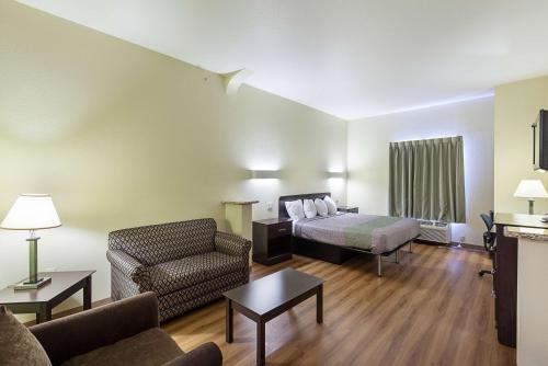 ein Hotelzimmer mit einem Bett und einem Sofa in der Unterkunft Motel 6-Fort Worth, TX in Fort Worth