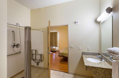 Ένα μπάνιο στο Motel 6-Fort Worth, TX