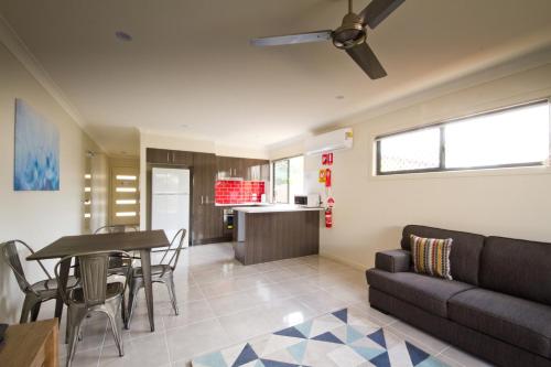 uma sala de estar com um sofá e uma mesa em Rockhampton Serviced Apartments em Rockhampton