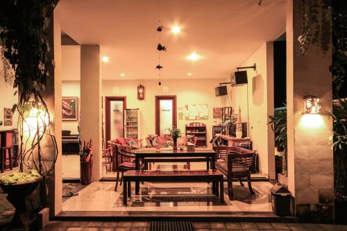 una sala da pranzo con tavolo e sedie di Dewi Villa a Padangbai