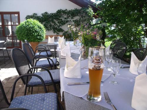 Una mesa larga con un vaso de cerveza. en Landhotel Zahn's Weißes Rössle - ruhig schlafen- gut frühstücken - lecker essen en Dietmannsried