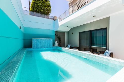 una piscina en medio de una casa en Rethymno Hills en Rethymno