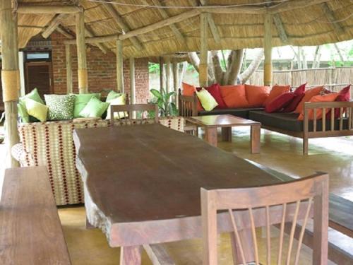 ห้องอาหารหรือที่รับประทานอาหารของ Simbamwenni Lodge and Camping