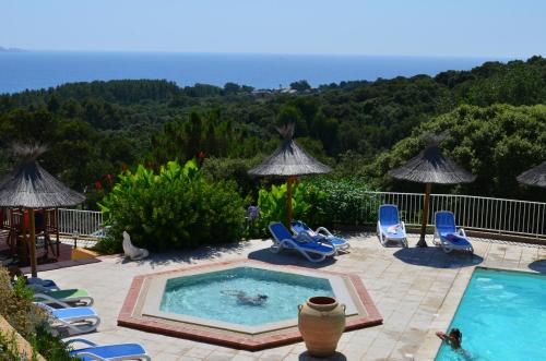 - une piscine avec des chaises longues et une piscine dans l'établissement Camping U Libecciu, à Olmeto