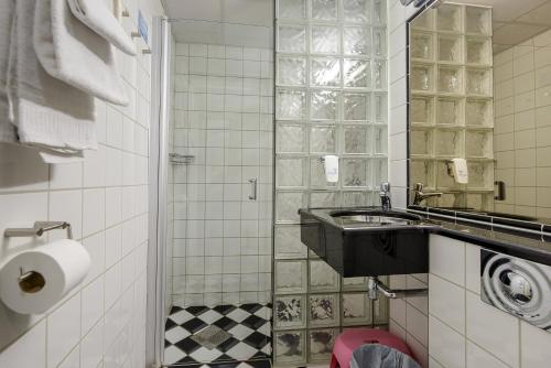 a bathroom with a sink and a toilet at Hafjell Hotell in Hafjell