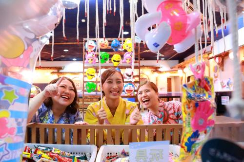 three girls in a crib at a toy store at Yumeoi-so in Aso