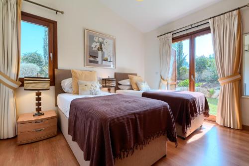 Ένα ή περισσότερα κρεβάτια σε δωμάτιο στο Villa Lara - 11, Spacious Villa with Large Garden and Private Pool on Aphrodite Hills