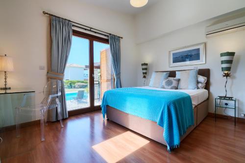 Ένα ή περισσότερα κρεβάτια σε δωμάτιο στο Villa Lara - 11, Spacious Villa with Large Garden and Private Pool on Aphrodite Hills