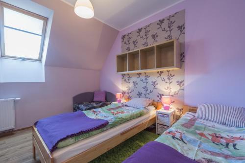- une chambre avec 2 lits et une fenêtre dans l'établissement Apartamenty u Kukuca, à Szczawnica