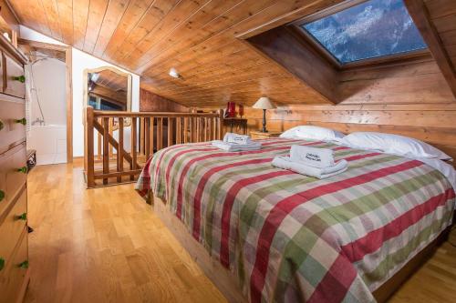 - une chambre avec un grand lit dans une cabine dans l'établissement Parc du Mont Blanc 12 appt - Chamonix All Year, à Chamonix-Mont-Blanc