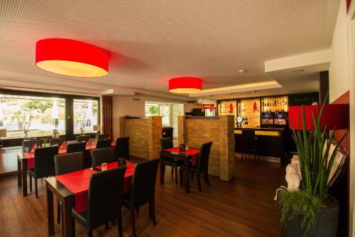 un restaurante con mesas y sillas y un bar en Thalhauser Mühle Hotel-Restaurant en Thalhausen