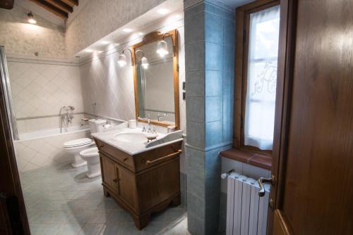 a bathroom with a sink and a toilet at Casa Il Pino a Montespertoli in Tavarnelle in Val di Pesa