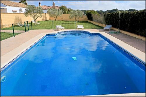 Bazén v ubytování Bungalow en complejo I nebo v jeho okolí