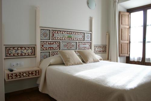 เตียงในห้องที่ Hostal Santa María de Úbeda