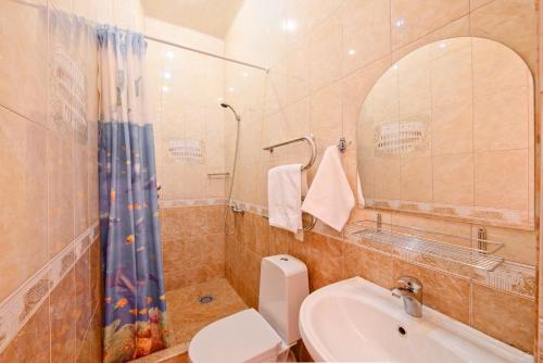 アドレルにあるHotel Sun Sochi Delina Resortのバスルーム(トイレ、洗面台、シャワー付)