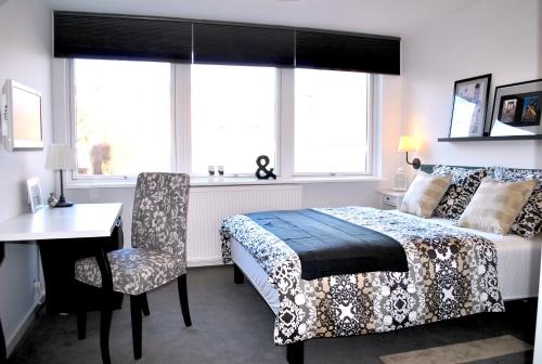コペンハーゲンにあるM18のベッドルーム1室(ベッド1台、デスク、椅子付)