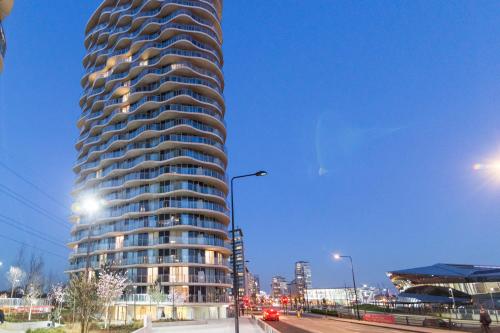 a tall building in a city with a street at Royal Style Apartment - 5 mins walk to ExCeL London in London