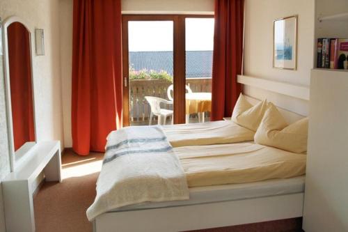 ラムにあるAppartementhaus im Himmelreichのベッドルーム1室(ベッド2台付)、景色を望む窓が備わります。