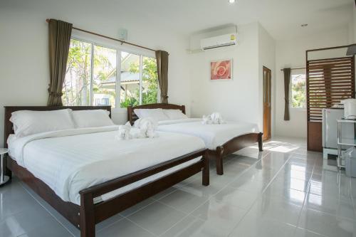 Кровать или кровати в номере Nisasiri Boutique Resort
