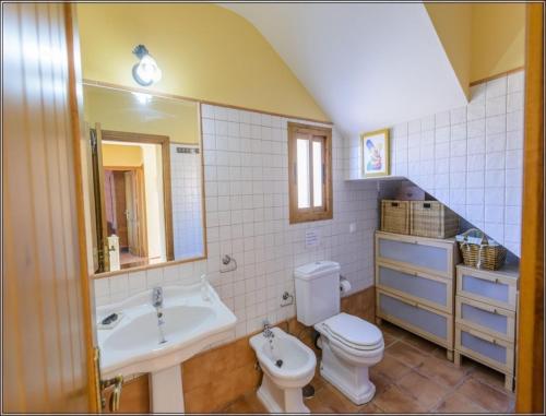 エル・ガストルにあるHoliday home in El Gastor 100823のバスルーム(洗面台、トイレ、バスタブ付)