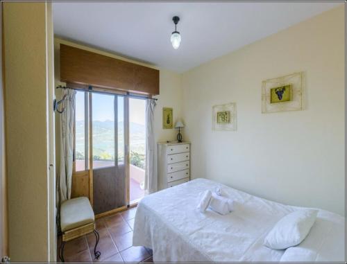 エル・ガストルにあるHoliday home in El Gastor 100823のベッドルーム(白いベッド1台、窓付)