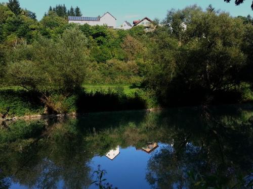 a reflection of a house in the water at Lahnhaus Brühl/ Fende Haus in Arfurt