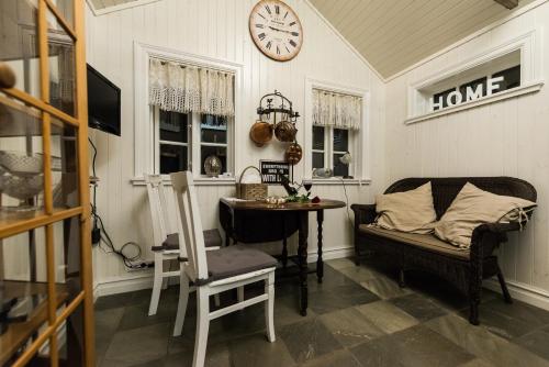 una habitación con una mesa y un reloj en la pared en Sea Side Cottages, en Eyrarbakki