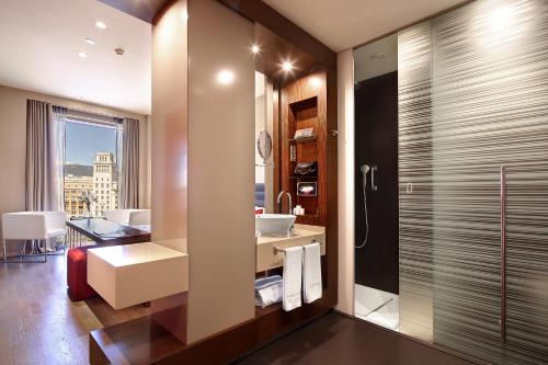 Kúpeľňa v ubytovaní Olivia Plaza Hotel