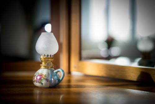 a small lamp sitting on top of a table at Karlhof in Sebeş