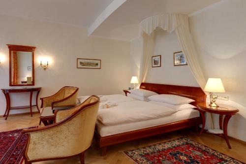 Un pat sau paturi într-o cameră la Hotel Kaiserin Elisabeth