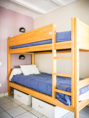 une chambre avec deux lits superposés dans l'établissement Village Vacances Les Genêts, à Léon