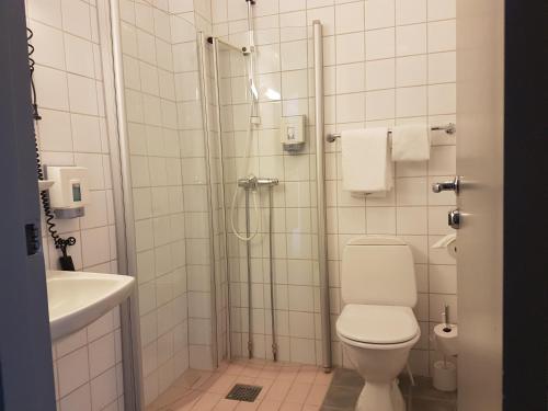 Koupelna v ubytování Hotell Maritim Skjervoy