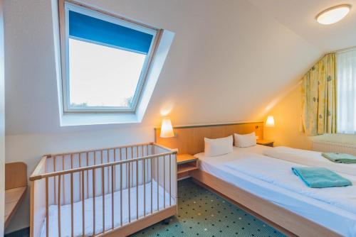 um quarto com 2 camas e uma janela em Am Weststrand Apartmenthaus Waldeck em Kühlungsborn