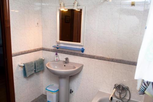 y baño con lavabo y espejo. en Hospedaxe Carragal, en Ribadeo