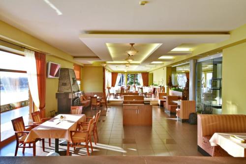 jadalnia ze stołami i krzesłami oraz restauracja w obiekcie Vingis w Mariampolu