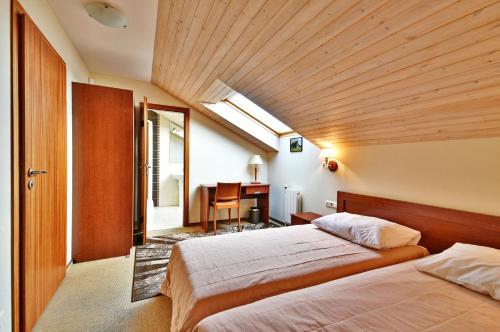 1 Schlafzimmer mit 2 Betten in einem Zimmer mit einer Decke in der Unterkunft Vingis in Marijampolė