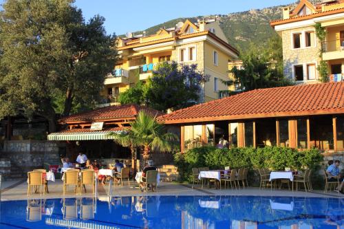 uitzicht op het hotel vanaf het zwembad bij Perdikia Hill Hotel And Villas in Oludeniz