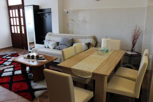 Posedenie v ubytovaní Apartment MIS Floura