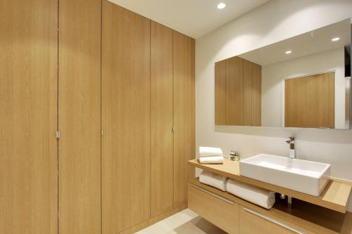 une salle de bain avec un lavabo et un miroir dans l'établissement Milestay Opera Lafayette - Serviced Apartment, à Paris